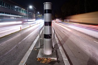 Lidl verkauft Blitzerwarner jetzt zum Schnäppchenpreis - Eine Radarfalle steht an einer Straße. Der neue Blitzerwarner von Lidl kann Autofahrer in Echtzeit mit einem Piepston vor verschiedenen Gefahren im Straßenverkehr warnen, auch vor Blitzern.