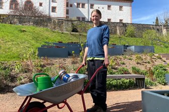 Liebe auf den ersten Ausblick: Warum eine Gärtnerin in Augustusburg ihr Glück gefunden hat - Theresa Eidam (28) ist die neue Stadtgärtnerin in Augustusburg. Sie kümmert sich um den Anna-Garten unterhalb des Schlosses.