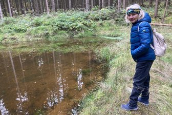 Liebe auf den ersten Blick: Fröschen und Molchen gehört das Herz einer Vogtländerin - Marina Gerstner freut sich, dass im Landeswald in den vergangenen Jahren viele kleine Teiche angelegt wurden. „Überall tummeln sich schon Amphibien.“