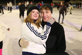 Liebe auf der Eisbahn: „Dating on Ice“ feiert stimmungsvolle Premiere in Zwickau - Joleen Kießling aus Glauchau und Collin Bauer aus Altenburg bei der Eisparty in Zwickau.