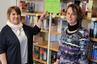 Liebe, Leid und Hoffnung in der Bibliothek in Lichtentanne - Katja Riedel (l) und Karina Schmidt-Morgner vor dem Regal mit der leichteren Buchkost.