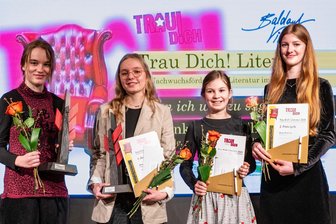 Liebe, Menschlichkeit, Frieden: Wettbewerb im Erzgebirge zeigt auf, was Schüler bewegt - Das sind die Preisträgerinnen: Vanessa Schreiter, Anna-Lena Esche, Atara Köthe, Elise Dietrich (v.l.).