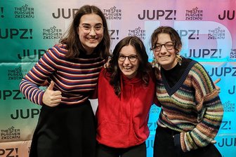 Liebe schlägt Klima-Apokalypse: Was sich junge Zwickauer von ihrer Zukunft erhoffen - Zufrieden mit dem Ergebnis ihrer Konferenz auf der Hinterbühne des Zwickauer Gewandhauses: Theaterpädagogin Theresa Weidhas (Mitte), flankiert von den Bundesfreiwilligen Pia Bräuchle (r.) und Emily Marie Wendrich.