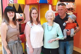 Liebe zu Nussknackern bringt 97-jährige Amerikanerin nach Neuhausen - Transatlantisches Treffen der Nussknackerfans in Neuhausen: Nussknackerprinzessin Jenny Löschner, Michelle Mc Mullen und Arlene Wagner aus den USA sowie Museumschef Uwe Löschner (von links). 