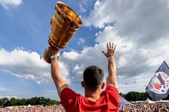 Lieben oder hassen: Warum der Fußballclub RB Leipzig polarisiert - In Leipzig feierten am Sonntag nach dem Finale zehntausende Fans den neuen DFB-Pokalsieger RB Leipzig um Stürmer André Silva, der hier die Trophäe in die Höhe streckt.