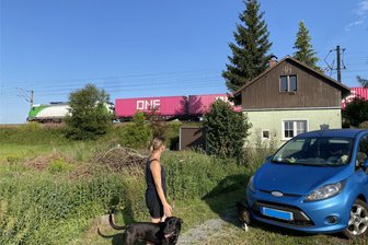 „Lieber 1000 Züge als ein Nachbar“: Das Aussteigerhaus im Niemandsland von Neumark steht zum Verkauf - Das Aussteigerhaus oben am Bahndamm der Sachsen-Franken-Magistrale kennt jeder, der mit dem Auto zwischen Reuth und Brunn unterwegs ist. Doch so nah kommen dem Smarthome der besonderen Art nur die Eigentümerin und ihre Freunde. Bis jetzt - die 1834 gebaute Rarität steht zum Verkauf, gerade sind die Besichtigungstermine angelaufen.