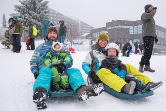„Lieber die Ruhe in Schöneck anstatt Bürgerkrieg in Berlin“: So gefragt ist der Ski- und Rodelspaß zum Jahreswechsel im Vogtland - Carina und Felix Wünsche aus Tiefenbrunn nutzten mit ihren Kindern Fynn (links) und Nils (rechts) die Winterbedingungen in der Skiwelt Schöneck.