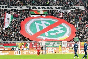 Lieber Glühwein als Fußball? - Unübersehbar fordern Fans einen Boykott, so wie hier in der Augsburger Arena. Ob sie deshalb jedoch die Spiele der Weltmeisterschaft in Katar nicht verfolgen, ist zumindest zu bezweifeln. 