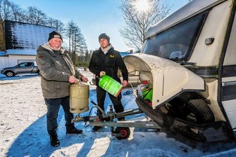 Lieber See als Berge: Campingboom macht Bogen um das Erzgebirge - Christian Uhlig bietet für die Nutzer seines Platzes Gasflaschen im Tausch an. Ein Angebot, das Andy Rindermann aus Thüringen gern nutzte. 