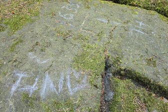 Liebesbotschaft auf alten Taufstein gekritztelt: So kreativ ist die Antwort aus Neuhausen - Auf einem 400 Jahre alten Taufstein in Neuhausen wurde eine Liebeserklärung hinterlassen.