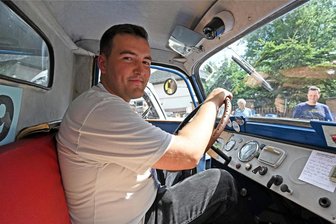 Liebeserklärung an den Framo in Neuhausen: solide, einfach und reparabel - Nick Kunert ist mit 24 Jahren einer der jüngsten Teilnehmer. Er chauffierte den Familien-Framo nach Neuhausen.