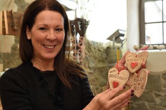 Liebeserklärung an die Heimat: Ruderitzerin stellt Keramikherzen für 117 Vogtland-Orte her - Angie Kummer stellt Herzen aus Keramik mit dem Schriftzug verschiedener Orte aus dem Vogtland her.