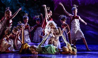 Liebeszauber in der Elfenwelt - In Oberons Reich herrscht Titania (Mitte, auf dem Bild ist Natalia Krekou zu sehen; alternierend tanzt Nela Mrazova) über eine anmutige Schar kleiner Elfen, dargestellt von Mitgliedern der Opernballettschule. Die Elfen werden alsbald in ein wildes Spiel verwickelt.