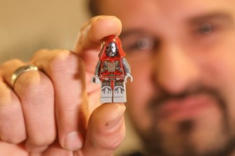 Liebhaber- und Sammlermarkt in Chemnitz: Altes Lego-Männlein plötzlich 100 Euro wert - Klein und unscheinbar, aber Sammlern bis zu 100 Euro wert: Henri Boucsein aus Weißbach bei Chemnitz mit einer seltenen Lego-Figur „Sith Warrior“ aus der Star-Wars-Serie.