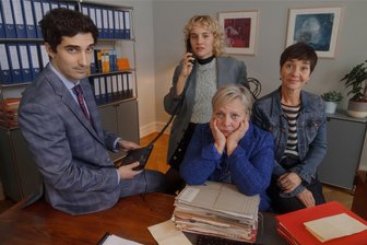 „Liebling Kreuzberg“ 2.0: Wie viel Feeling aus der alten ARD-Serie bringt die neue Fernsehfilm-Fortsetzung mit? - Neue und alte Gesichter in der Kanzlei Liebling Kreuzberg (v. l. n. r.): Can Oktay (Emre Aksizoğlu), Lisa Liebling (Luise von Finckh), Dr. Talia Jahnka (Gabriela Maria Schmeide) und Senta Kurzweg (Anja Franke).