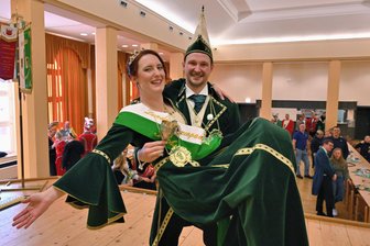 Lieblingsfarbe ist Sachsen-Grün: Erstes Landesprinzenpaar im Erzgebirge gekürt - Désirée und Simon Kremers vom Pegauer Karneval-Klub sind das 1. Sächsische Landesprinzenpaar.