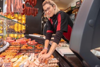Lieblingsfleischer im Erzgebirge: Wo gibt es die leckerste Bratwurst? - Zur Wahl steht auch die Fleischerei Schaarschmidt aus Annaberg-Buchholz. Juniorchefin Nicole Schaarschmidt und Team bieten in der Filiale an der Lindenstraße bis zu neun Sorten an Bratwürsten an.