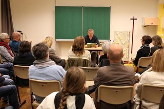 Lieblingsgeschichten fürs Publikum: Zur Lesenacht in Freiberg sind 27 Akteure dabei - Zu den Vorlesern gehört auch in diesem Jahr Heiko Schwarz, Geschäftsführer der Saxonia Standortentwicklungs- und -verwaltungsgesellschaft. „Achtsam morden“, heißt das Buch, aus dem er lesen möchte.