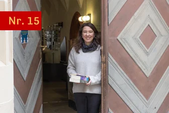 Lieblingsorte im Erzgebirge: Warum in einer einstigen Gastwirtschaft in Annaberg immer noch gern eingekehrt wird - Die Zeit hat ihre Spuren hinterlassen an der historischen Tür der Stadtbibliothek. Das Gebäude gehört zu den ältesten Bürgerhäusern in Annaberg. Katja Rother ist eine von fünf Mitarbeiterinnen der Bibliothek.