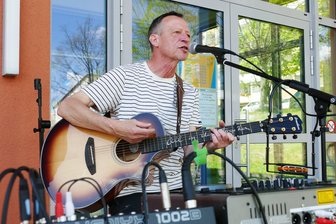 Liedermacher aus dem Erzgebirge geht mit neuem Album elektronische Wege - Erstmals präsentiert hat Thomas Franke-Gernhardt die Lieder des neuen Albums „Manchmal darf es anders sein“ beim Zschopauer Familienfest der Vereine.