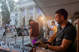 Liedermacher-Festival bereichert Plauener Kultursommer - Beim Festival war auch die Band Plausibel dabei. Christian Wenzel sang mit jeder Band gemeinsam ein Lied.