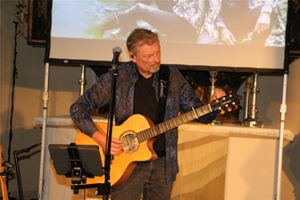 Liedermacher gratuliert musikalisch zum 300-jährigen Bestehen der Plauener Lutherkirche - Albert Frey bei seinem Auftritt.
