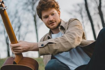 Liedermacher Leander Gronem mit neuer Single auf neuem Pfad - Leander ohne den Anderen. Als "L.e.a.n.d.e.r" schlägt der Grünbacher jetzt poppige Töne an.