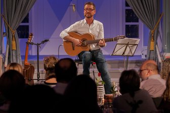 Liedermacher Ludwig Müller singt in Bad Elster Songs von Reinhard Mey -