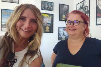 Liedermacherin Sarah Lesch mit neuer Tour: Kampf um die Deutungshoheit - Sarah Lesch und Sara Thiel nach dem gemeinsamen Podcast-Interview in Leipzig.