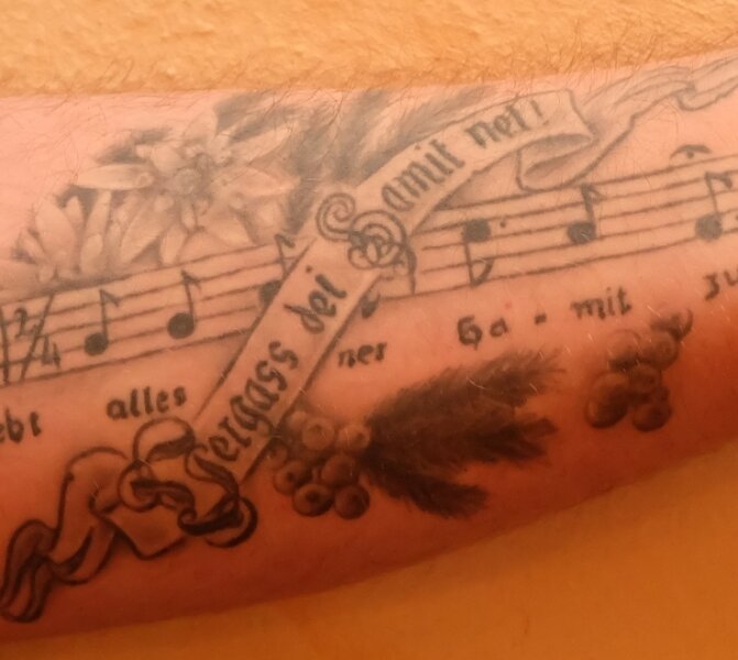 Liedzeilen schmücken Haut - Das Tattoo "Vergass dei Hamit net!" trägt Falk Schirrmeister auf der Innenseite des linken Unterarms. Er hat es selbst entworfen.