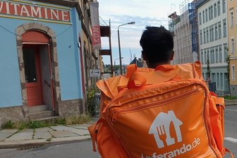 Lieferando in Chemnitz: Wie sieht der Arbeitsalltag als Fahrer aus? - Heiße Ware im Rucksack: Der Lieferant auf einer seiner Touren auf dem Sonnenberg.