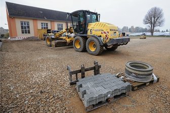 Lieferengpässe bremsen Bau von Fahrrad-Schulungsplatz in Burgstädt aus - Eigentlich sollte der Multifunktionsplatz mit Fahrradparcours vor der Turnhalle an der Turnerstraße in Burgstädt in dieser Woche fertig sein. Doch Lieferengpässe in der Coronapandemie verzögerten die Arbeiten. Hier wird Schotter als Untergrund aufgebracht. Zuvor wurden Borde gesetzt.