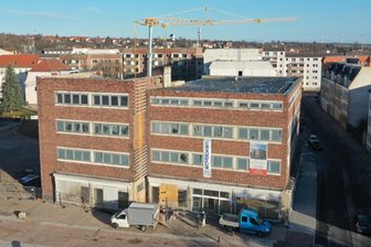 Lieferengpässe bringen Zeitplan im Schocken durcheinander - In Kürze soll am ehemaligen Schocken-Kaufhaus ein Baugerüst aufgestellt werden. Sobald es wärmer wird, beginnt die Erneuerung des Daches und Holzfenster. 