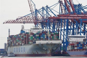 Lieferengpässe dämpfen Erholung - Containerschiffe werden am Terminal Tollerort im Hamburger Hafen abgefertigt: Zahlreiche globale Lieferketten wurden durch die Coronapandemie unterbrochen.