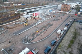 Lieferengpässe verzögern Baufortschritt am Werdauer Bahnhof - Ab dem 16. Dezember wird auf dem Bahnhofsvorplatz in Werdau die Asphaltdecke aufgezogen.