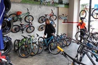 Lieferengpässe vor Weihnachten: So sieht es bei Händlern im Kreis Zwickau aus - Brita Richter hat noch genug Ware im Laden - aber für bestimmte Wünsche stockt der Nachschub.