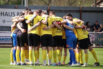 Liegt es am Spielglück? VfB Auerbach bestes Auswärtsteam der Fußball-Oberliga - Mit Zusammenhalt zum Sieg: Die Auerbacher ließen Rudolstadt bei ihrem 5:0-Erfolg praktisch keine Chance.