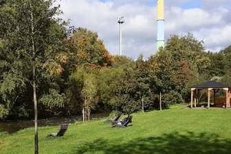 Liegt Helgoland in Chemnitz? Wie die „Stadt am Fluss“ langsam Realität wird - Entspannung mit Blick auf die bunte Esse – der Nordpark ist fertiggestellt.