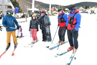 Lift und Loipen sind bereit in Mittelsachsen und dem Erzgebirge - Viele Skifahrer schätzen Holzhaus Skihang: Viel Platz für alle und kurze Schlangen am Lift.
