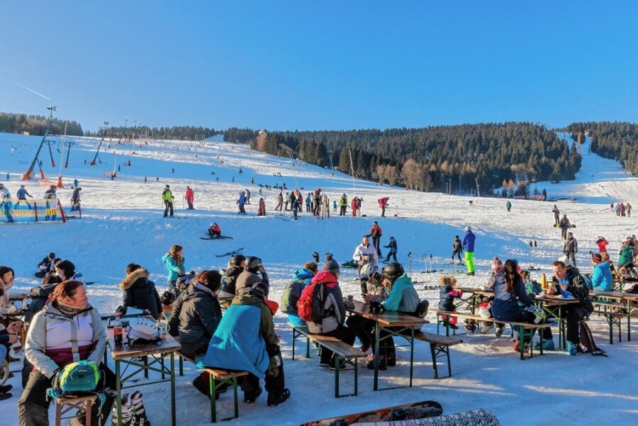 Liftbetreiber am Fichtelberg nennt Termin für Start der Skisaison - Die alpine Skisaison am Fichtelberg soll Mitte Dezember starten. 