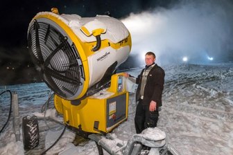 Liftbetreiber starten unter 2G in die Saison - Frank Morgenstern, Abteilungsleiter Ski Alpin beim TSV 1872 Pobershau, neben einer der beiden Schneekanonen, mit denen der Pobershauer Skilift seit Dienstagabend beschneit wird. 