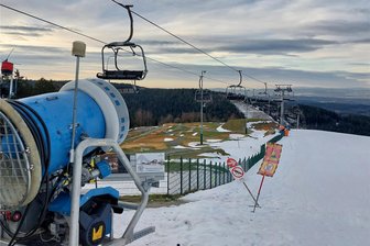 Liftbetrieb in der Skiwelt Schöneck ruht - Debatte um Privatisierung geht indes weiter - Das Wetter spielt nicht mit, die Schneeauflage reicht nicht aus: Der Vierer-Sessellift in der Schönecker Skiwelt steht erst einmal bis Donnerstag still.