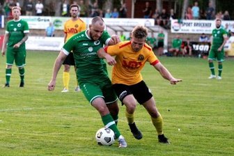 Liga-Neuling schlägt sich souverän - Der Oelsnitzer Carlos Ebenhöch (links) im Zweikampf gegen den Auerbacher Albert Löser.