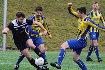 Ligaprimus lässt Federn - Drei Torschützen auf einem Fleck: In dieser Szene versucht Rudi Freudenberg (r.) - der zum 1:0 für die Marienberger traf - zusammen mit dem Schützen zum zwischenzeitlichen 2:1, Florian Günther (M.), den Stollberger Michael Neubert zu stoppen. Der Stollberger traf beim 3:5 sogar gleich doppelt.