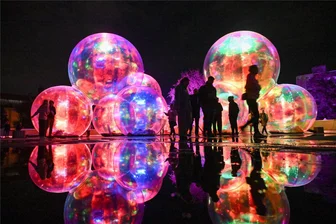 „Light our Vision“ in Chemnitz: Was die Kulturhauptstadt 2025 hat und anderen Städten fehlt - Das Atelier Sisu aus Australien präsentiert hinter dem Behördenriegel auf dem fiktiven Marienplatz das Pop-up-Museum „Das Deck“. Hier werden 7,50 Euro Eintritt fällig, die auch mit Karte gezahlt werden können.