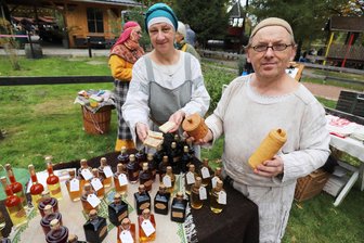 Liköre, Töpfe, Wandervögel: Vier Tipps für das Wochenende in Mittelsachsen - Beim Landbumml im Naturbad Niederwiesa gibt es traditionell hergestellte Waren.
