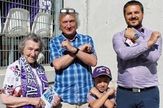 Lila Leidenschaft verbindet vier Generationen - Emma und ihr Sohn Dieter Günther sowie Urenkel Matteo und Enkel Philipp Ohme (von links) aus Limbach-Oberfrohna teilen die Leidenschaft für den FC Erzgebirge Aue über vier Generationen hinweg. 