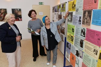 Lila Villa: Weiblich, aktiv, selbstbewusst - Frauenporträts aus über 30 Jahren Frauenzentrum wurden nicht nur auf Tafeln zusammengetragen, sondern auch in zwei Bänden veröffentlicht. Eines der Bücher hält die Leiterin des Frauenzentrums, Ilona Seifert, in den Händen. Sie, Professorin Ilse Nagelschmidt (links), Mentorin der Einrichtung, und die langjährige Leiterin Iris Tätzel-Machute haben das Frauenzentrum seit der Gründung 1990 maßgeblich geprägt.