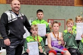 Lila-Weiße kehren mit drei "Goldjungs" heim - Die Auer Trainer Björn Schöniger (r.) und Sylvio Mehlhorn hatten allen Grund zur Freude.