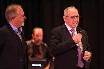 Lila-Weiße Nacht: Warum die Arbeit beim FC Erzgebirge Aue nur teilweise Spaß macht - Förderkreisvorsitzender Manfred Jahn (links) und Vereinspräsident Roland Frötschner eröffneten den Abend.